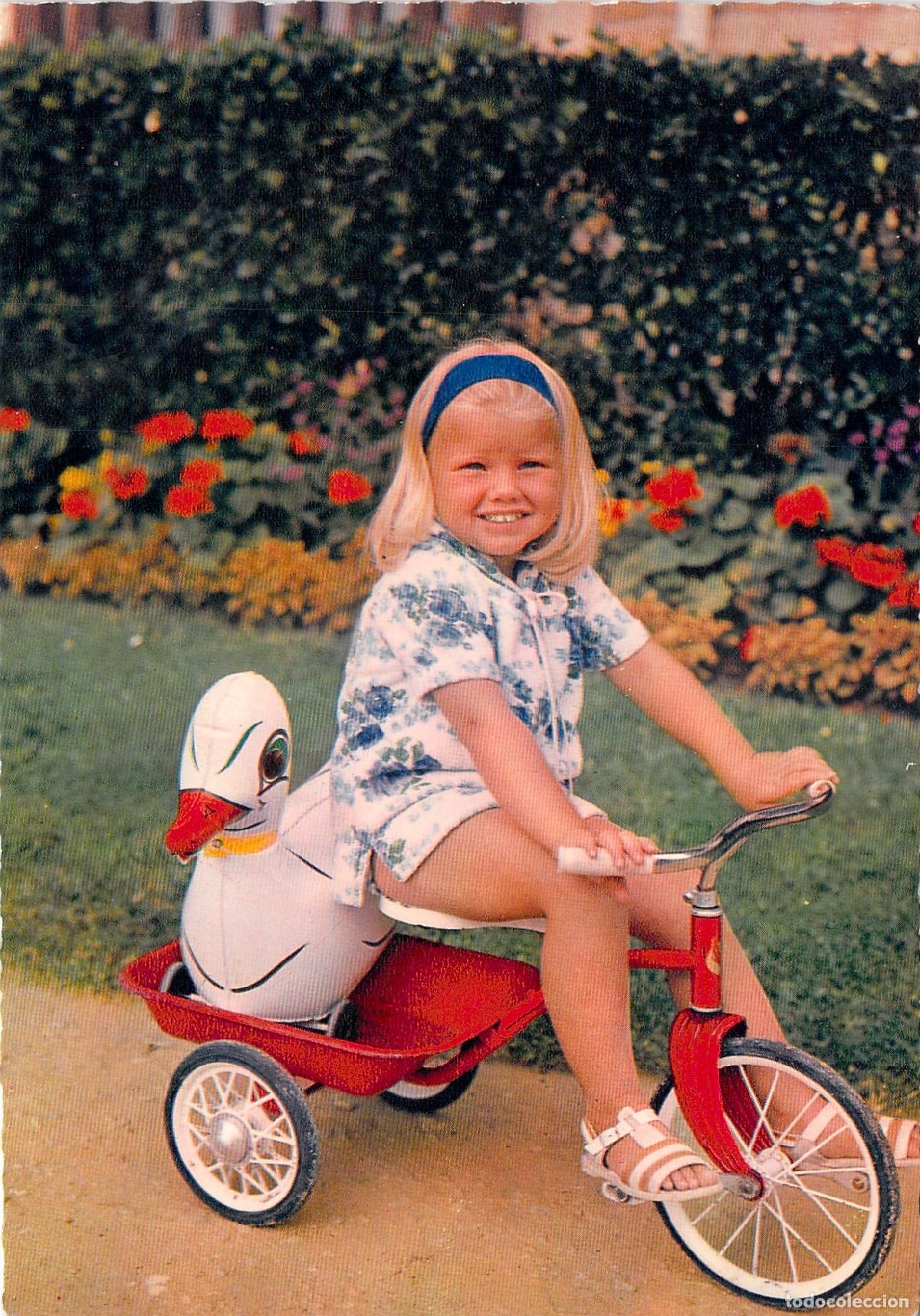 Postales: Postal de Ni&ntilde;a en Triciclo con Pato Inflable, Francia