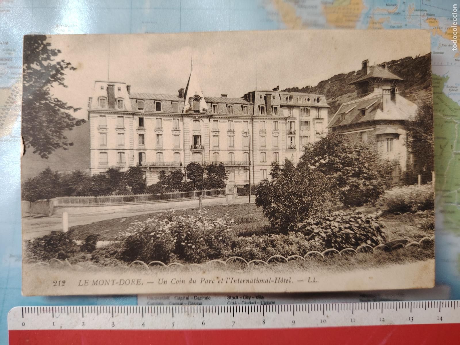 Postales: Postal - Le Mont DORE - un coin du parc et l'international h&ocirc;tel - Francia Auverge