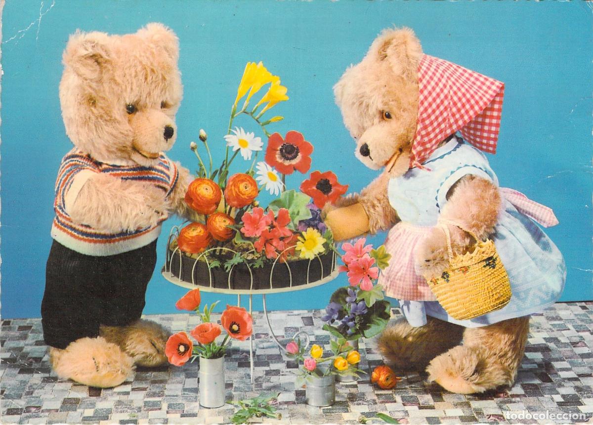 Postales: Postal con Osos de Peluche Schuco y Arreglo Floral