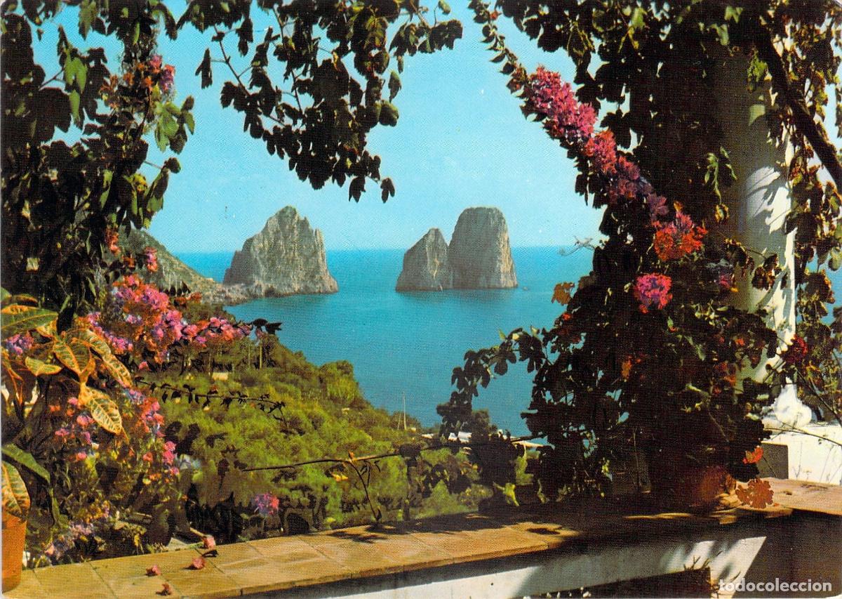 Cartoline: Postal de Capri, Italia - Vista de los Faraglioni y Buganvillas