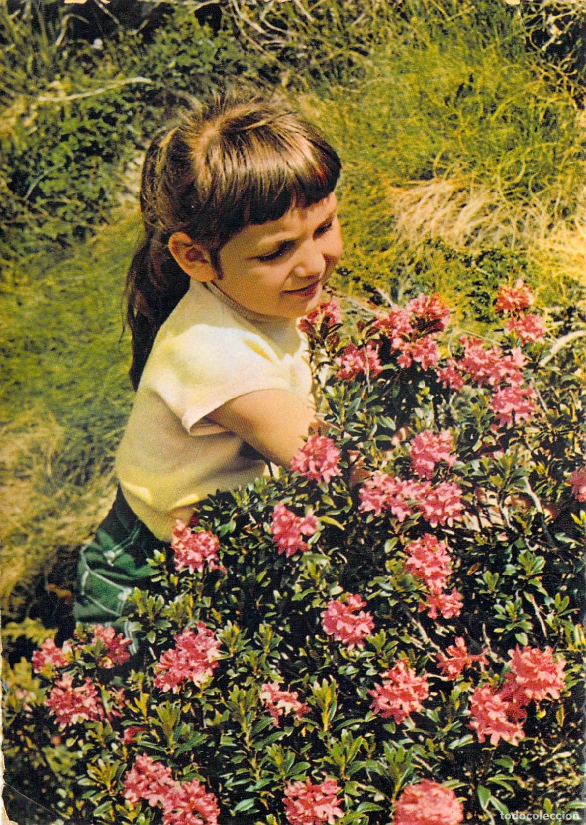 Postales: Postal Ni&ntilde;a Sonriente con Flores Rosas Impresa en Italia