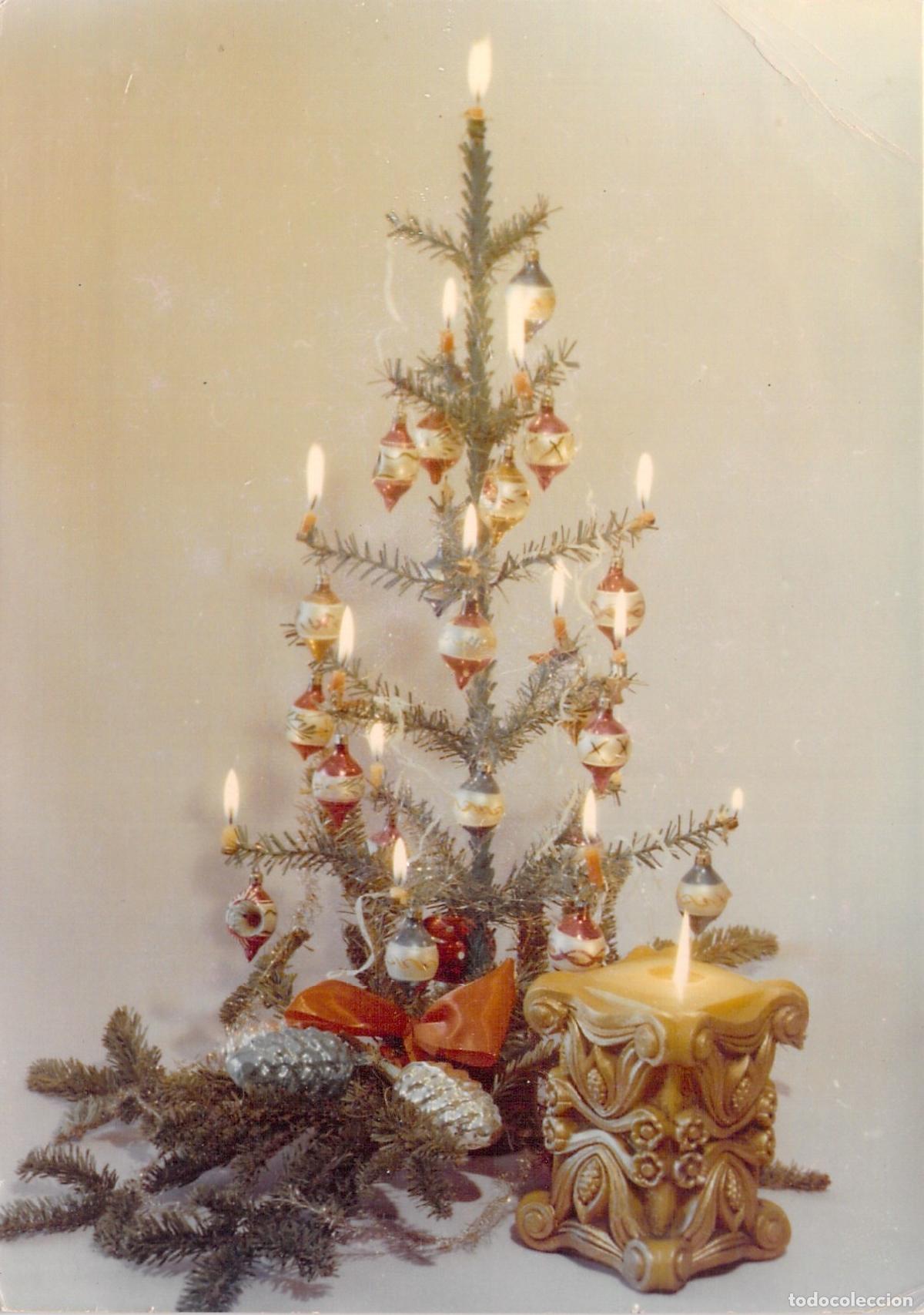 Cartoline: Postal de Navidad con &Aacute;rbol Decorado y Velas Tradicionales
