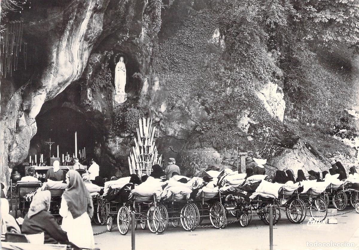 Postcards: Postal de Lourdes, Francia: Los Enfermos ante la Gruta