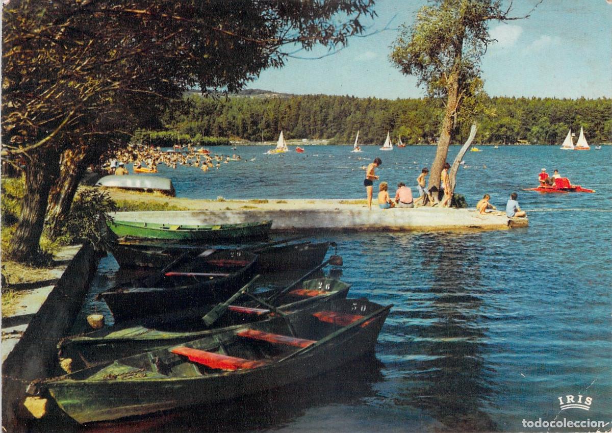 Postales: Postal del Lago de Aydat en Puy-de-D&ocirc;me, Francia con Barcas y Ba&ntilde;istas
