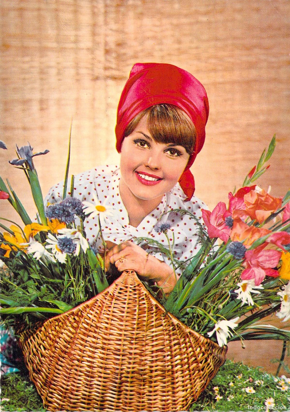 Postales: Postal de Mujer con Cesta de Flores y Pa&ntilde;uelo Rojo