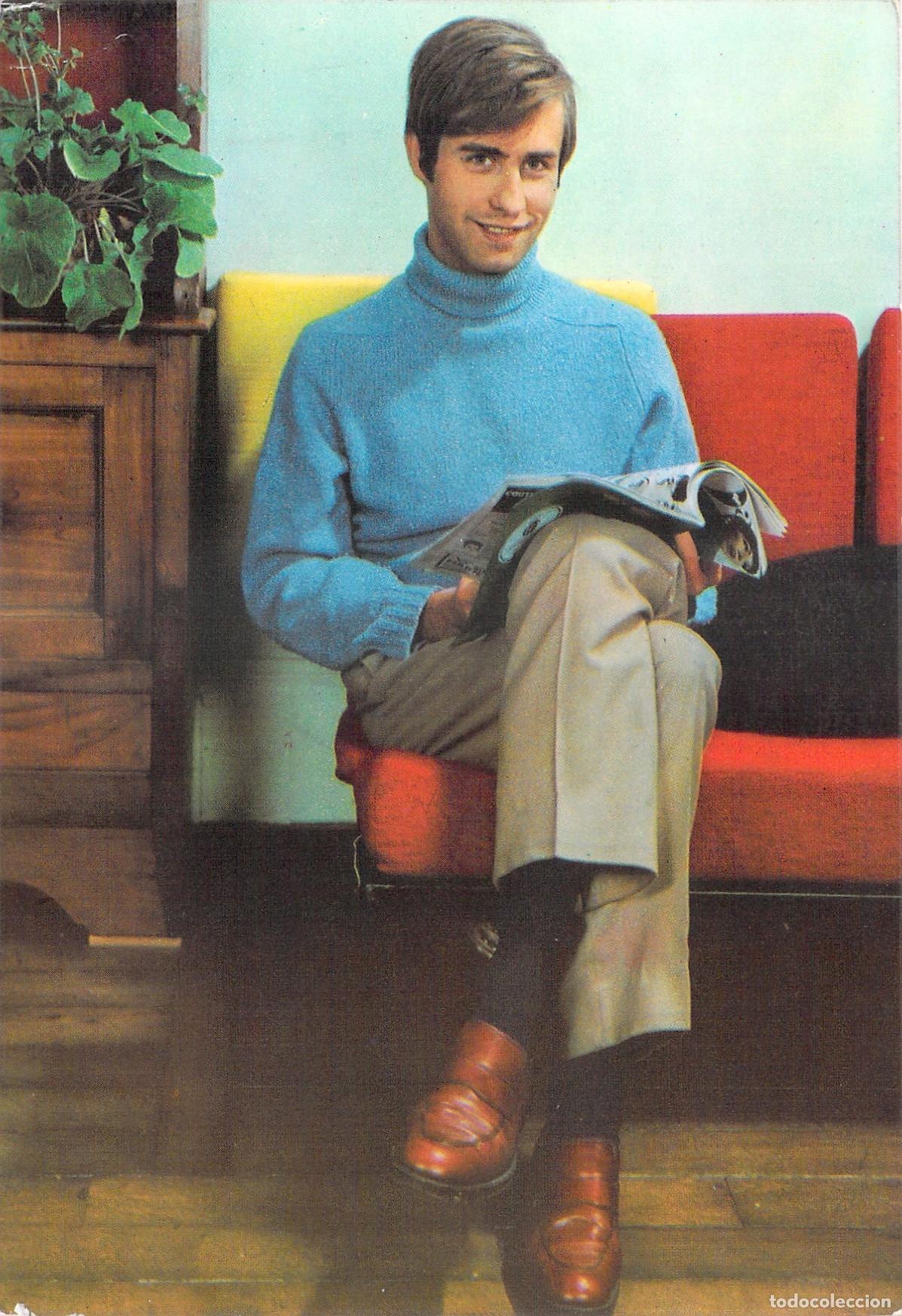 Postais: Postal de Hombre con Jersey Azul Leyendo Revista, Estilo Retro