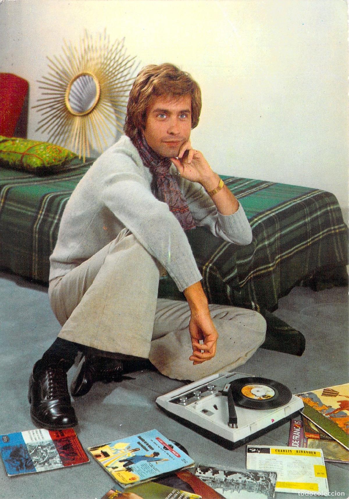 Cartes Postales: Postal de Joven con Tocadiscos Port&aacute;til y Discos de Vinilo