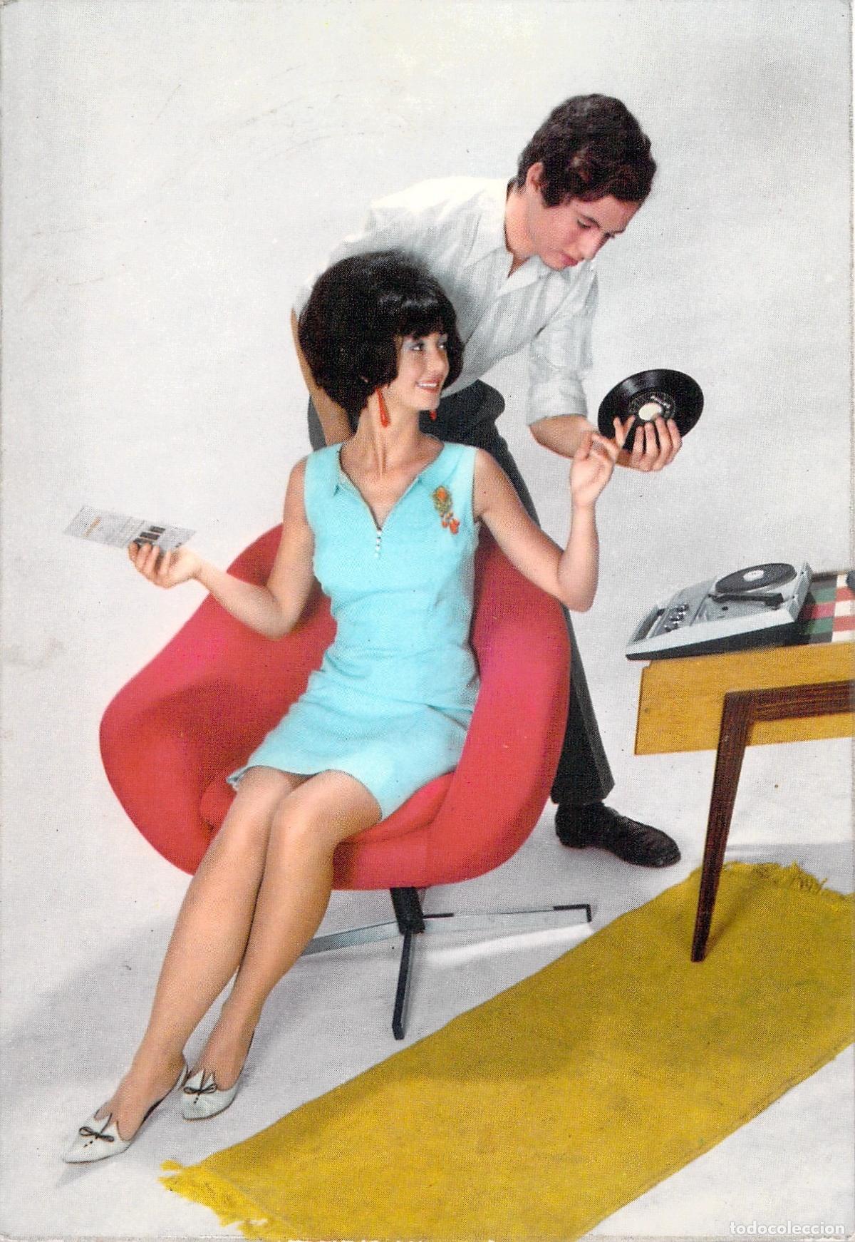 Postales: Postal de Pareja con Discos de Vinilo y Tocadiscos Retro