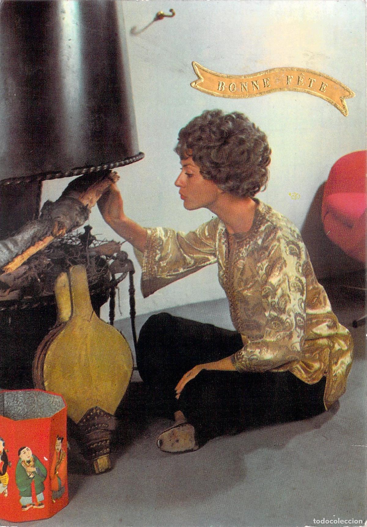 Postales: Postal de Felicitaci&oacute;n Bonne F&ecirc;te con Mujer Junto a la Chimenea
