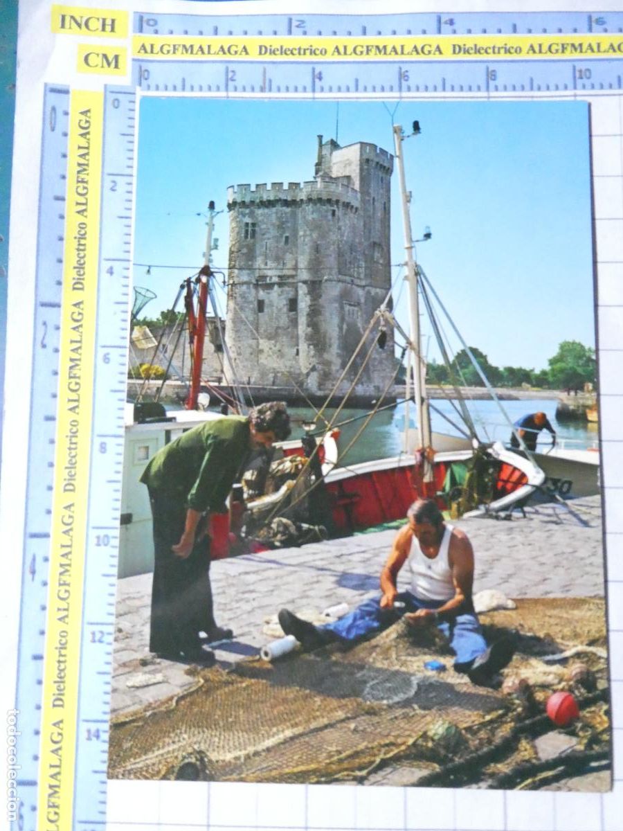 Postales: POSTAL DE FRANCIA. LA ROCHELLE PUERTO BARCOS. PESCADOR REMENDANDO REDES. 2758