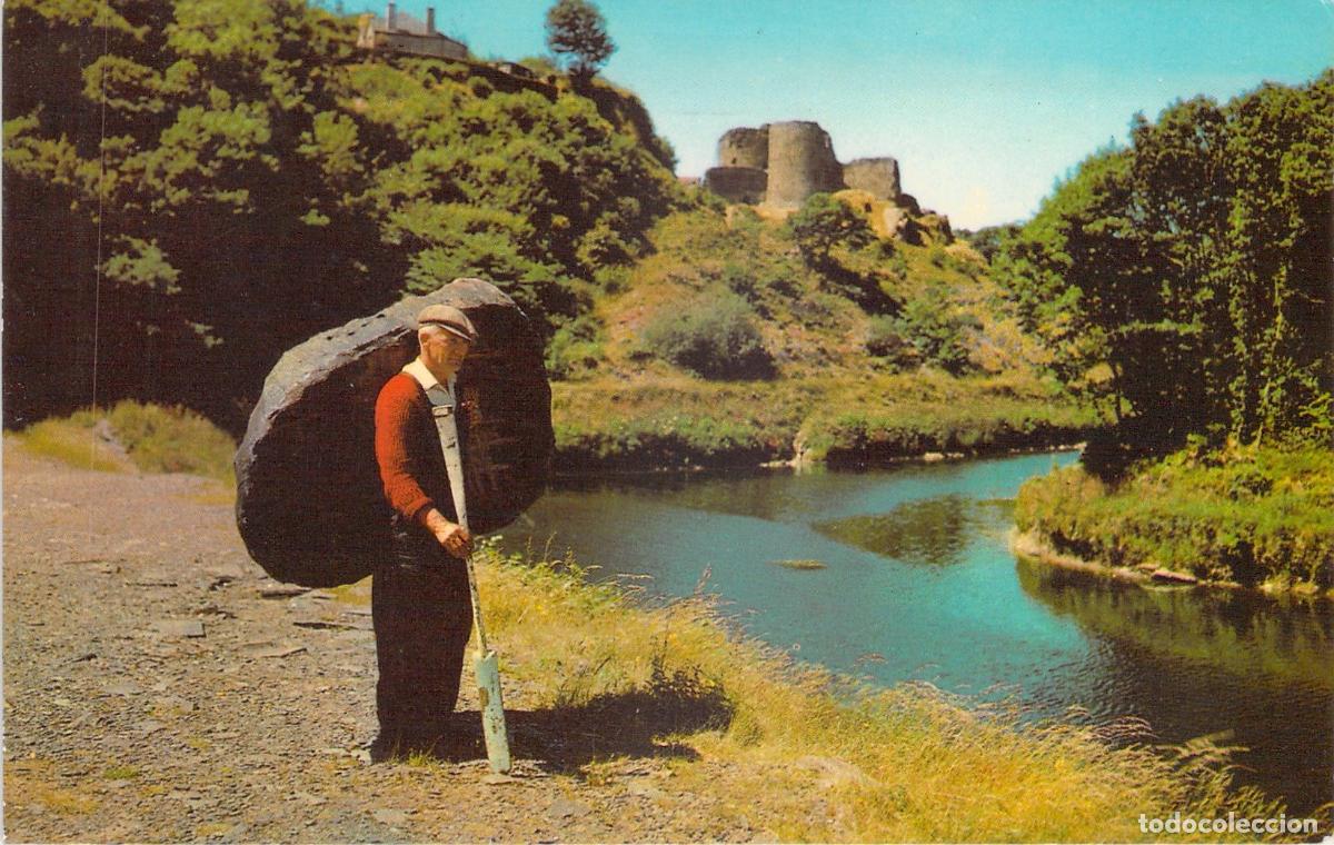 Postcards: Postal de Pescador Gal&eacute;s con Coracle y Castillo en Pembrokeshire
