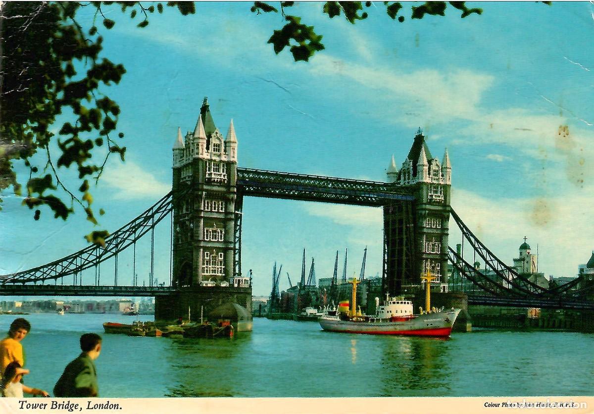 Postales: LONDON. England. Tower Bridge. Circulada en 1974. ED. JOHN HINDE