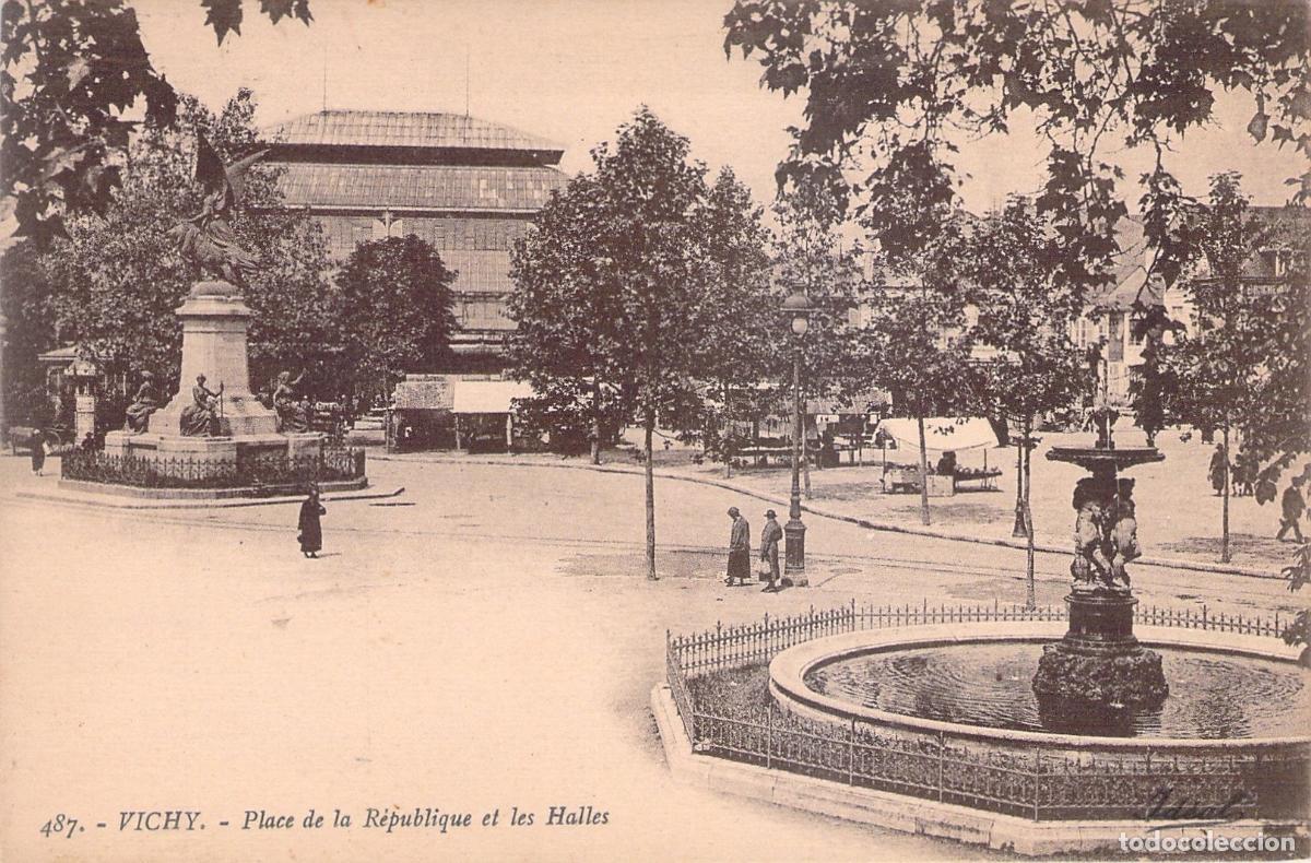 Postales: Postal de Vichy: Place de la R&eacute;publique et les Halles, Francia