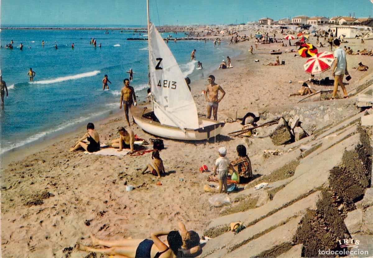 Postales: Postal de la playa de Saintes-Maries-de-la-Mer, Francia con velero