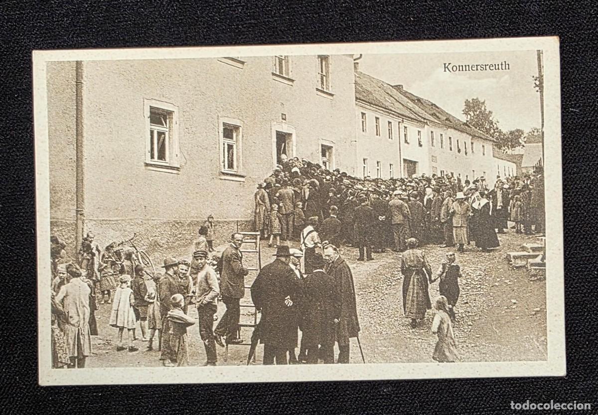 Postales: P.926 Postal antigua Konnersreuth Alemania &ndash; Multitud ante casa de Therese Neumann, escena hist&oacute;rica