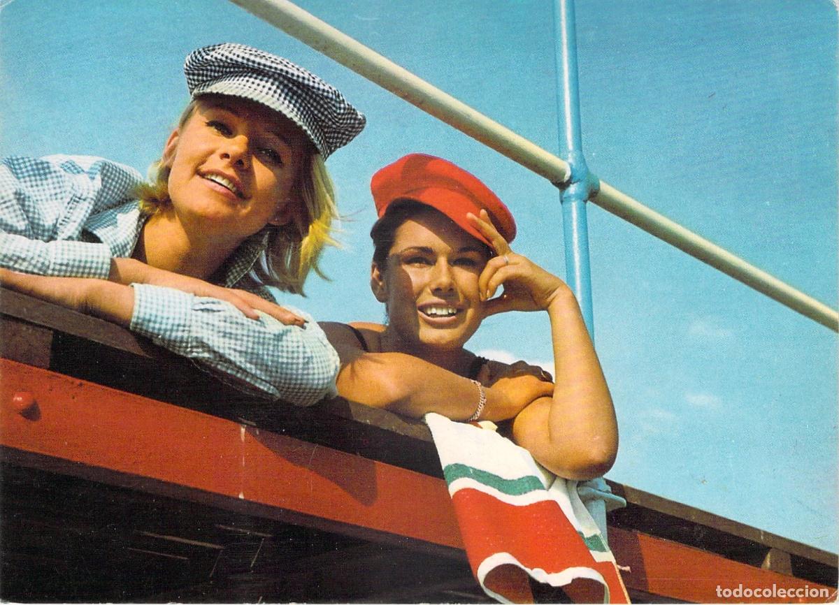Postales: Postal de Vacaciones de Verano con Dos Mujeres J&oacute;venes