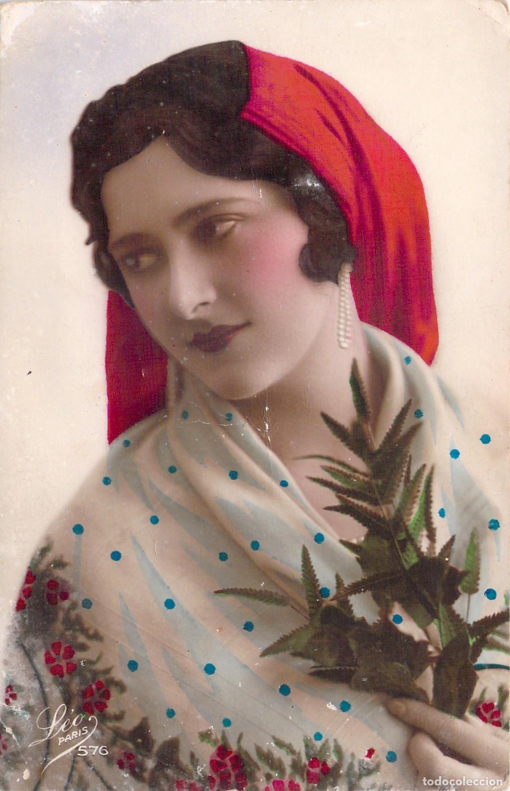 Postales: Postal Art&iacute;stica de Mujer con Pa&ntilde;uelo Rojo y Mant&oacute;n L&eacute;o Paris