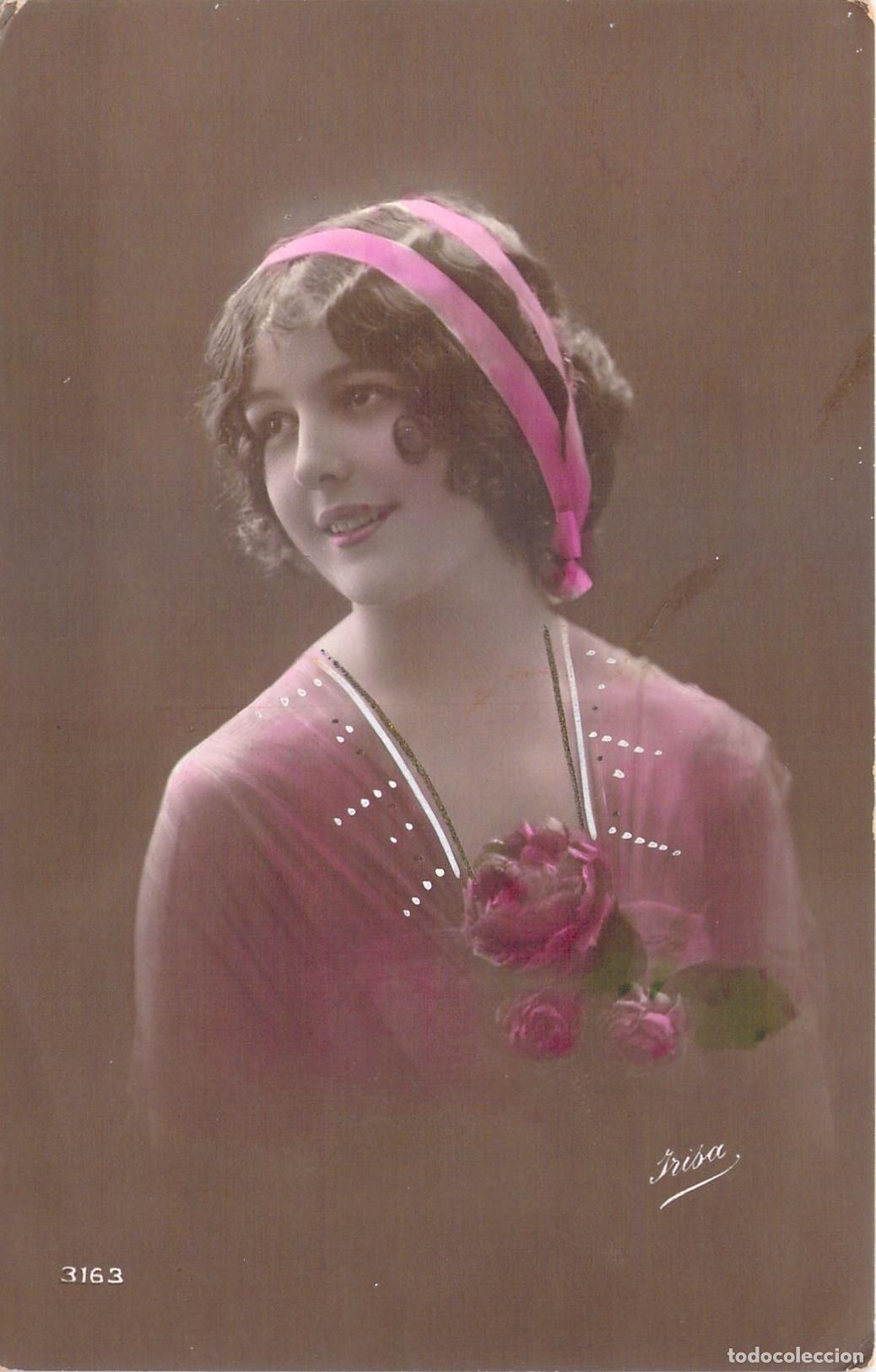 Postales: Postal Retrato de Mujer Joven con Lazo y Flores, Serie Irisa