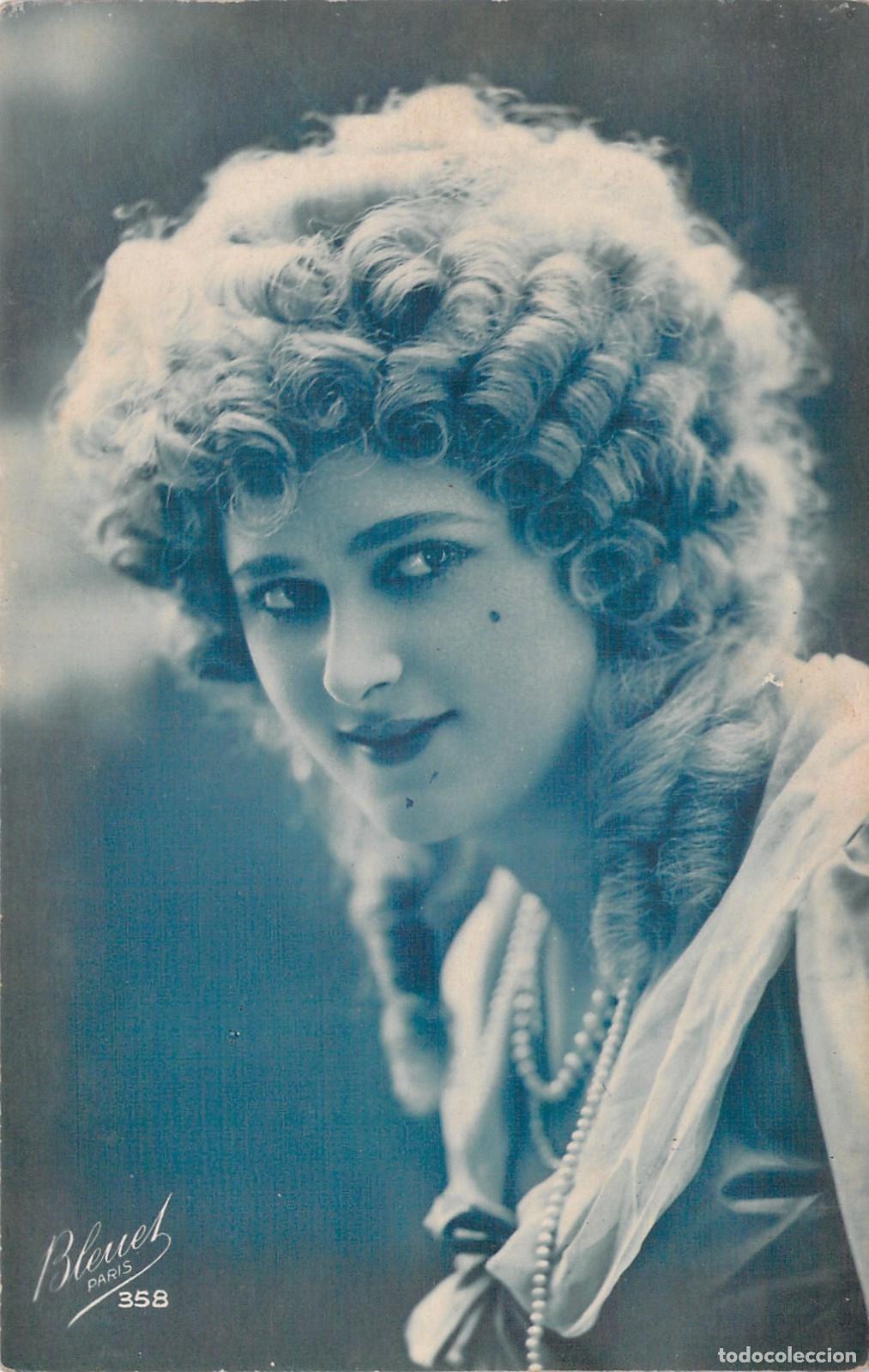 Postales: Postal de Retrato de Mujer Elegante con Perlas Bleuet Paris
