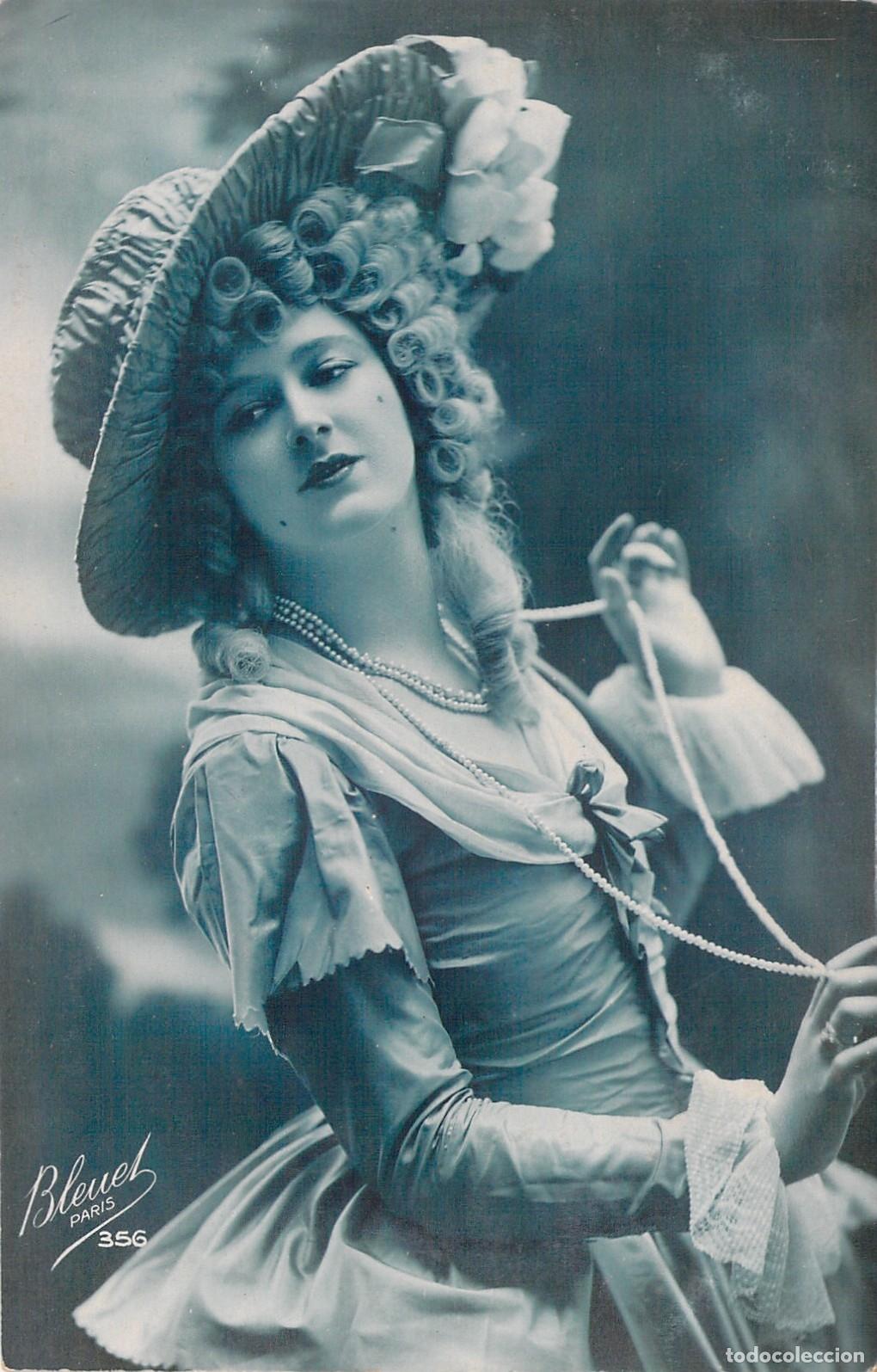 Postales: Postal de Retrato Femenino con Sombrero de &Eacute;poca y Perlas