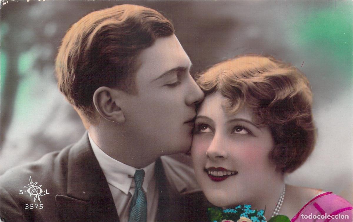 Postales: Postal Rom&aacute;ntica de Pareja Bes&aacute;ndose Coloreada a Mano