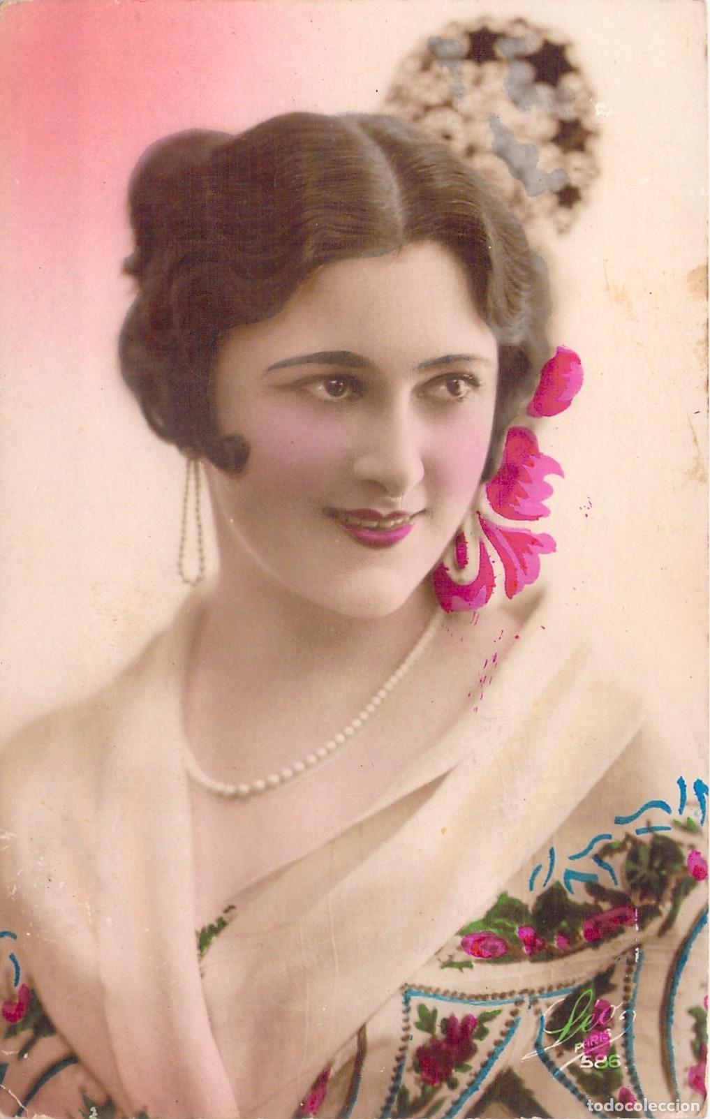 Postales: Tarjeta Postal de Mujer con Atuendo Tradicional y Mant&oacute;n Leo Paris