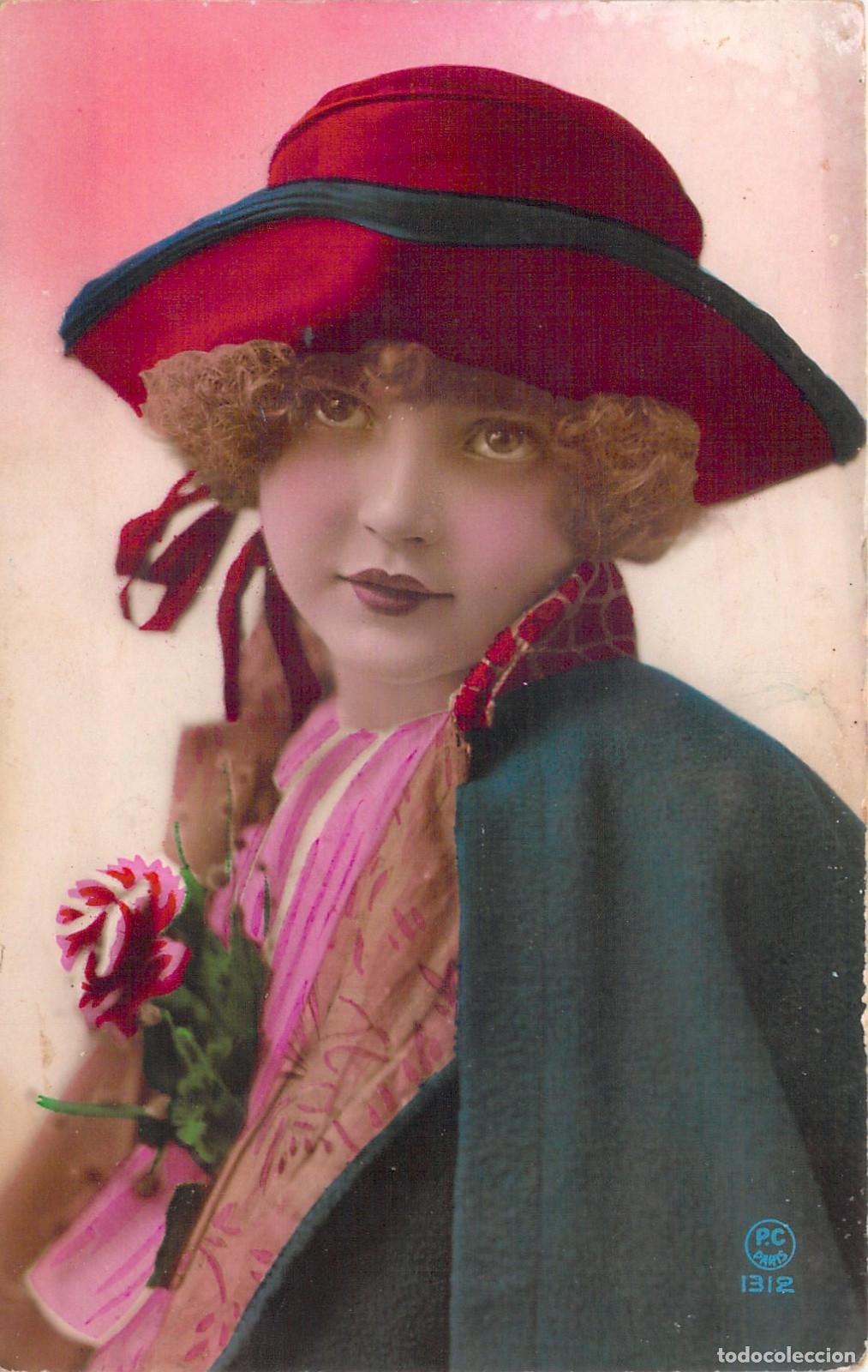 Postales: Postal de Retrato de Mujer con Sombrero Rojo y Flor - P.C. Paris