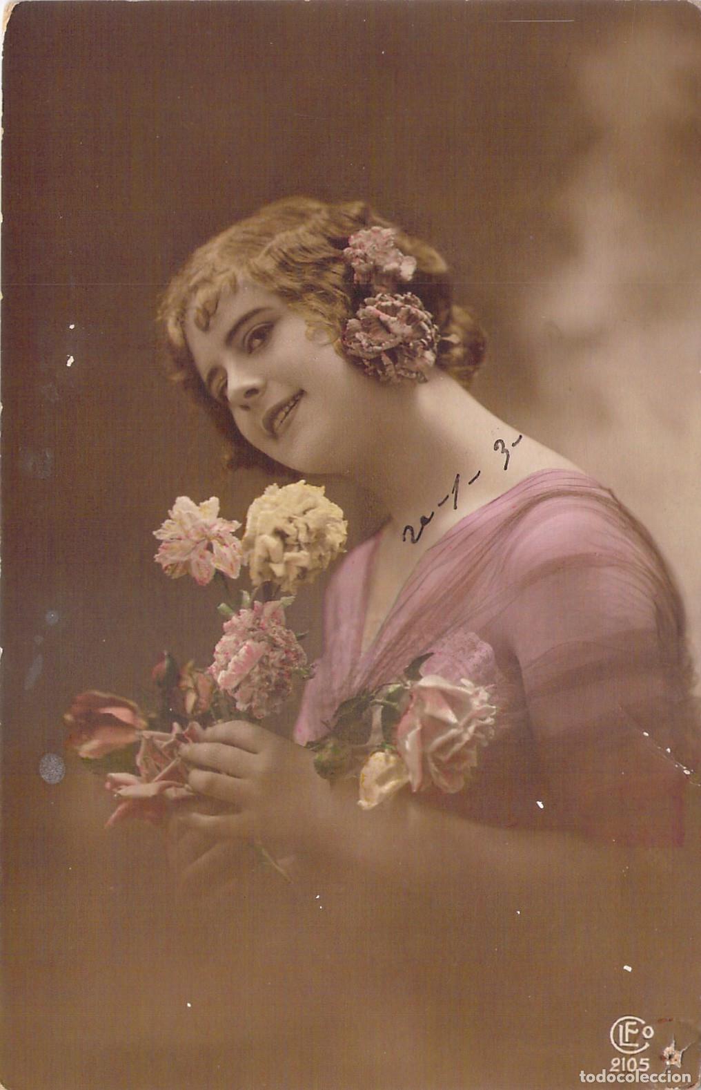Postales: Postal de Retrato de Joven con Flores y Vestido Rosa