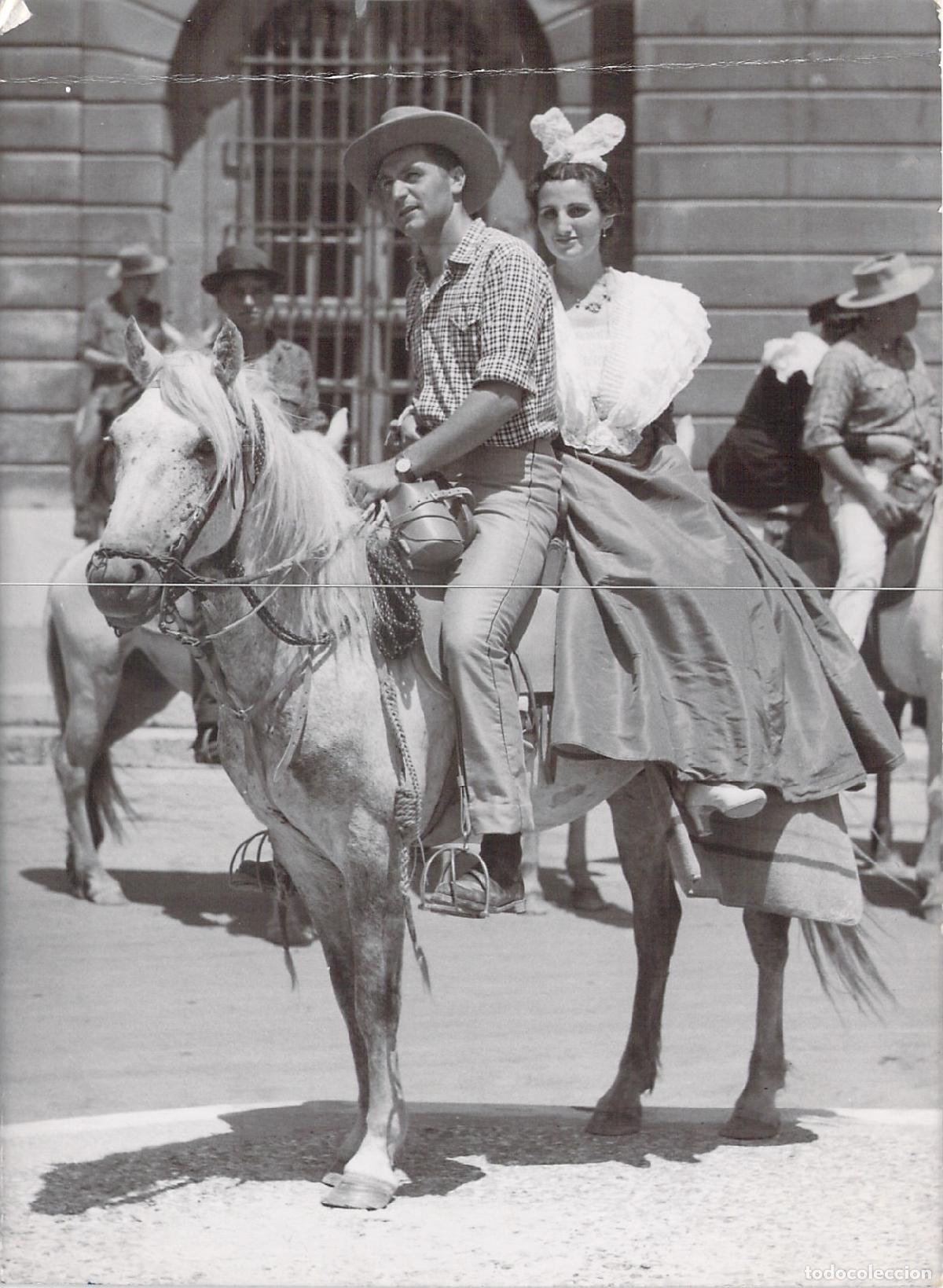 Postales: Postal de Pareja con Traje T&iacute;pico de Provenza sobre Caballo