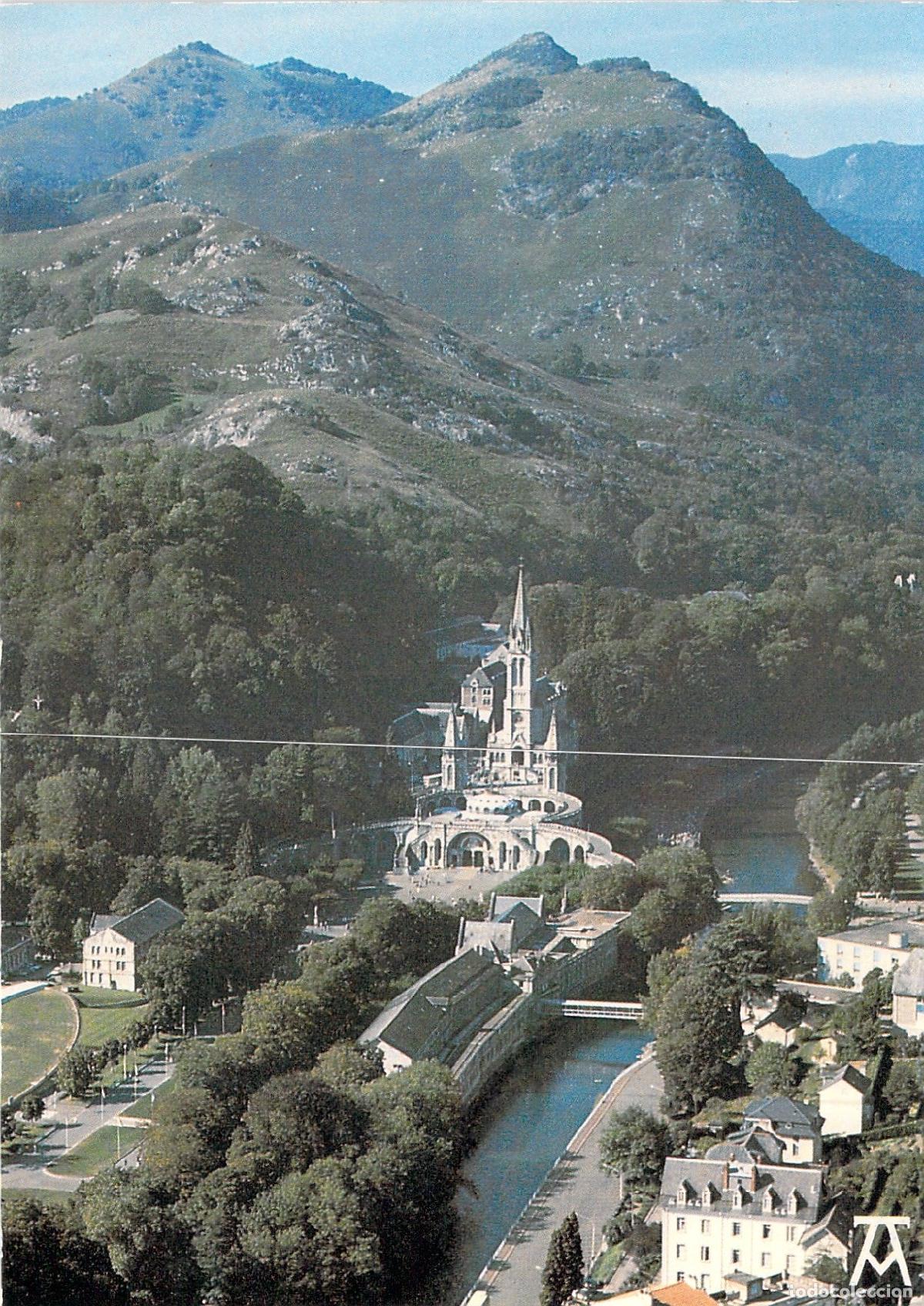 Postales: Postal de Lourdes: La Bas&iacute;lica y los Pirineos Vista A&eacute;rea