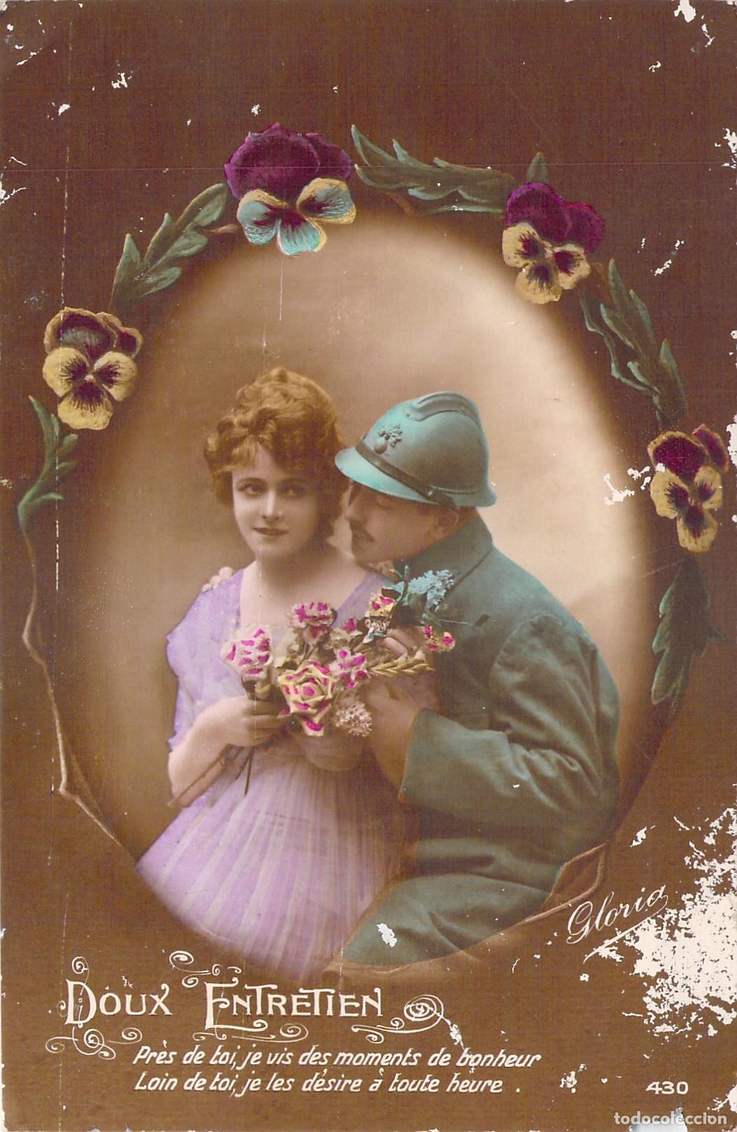 Postales: Postal de Amor con Soldado Franc&eacute;s y Mujer en &Oacute;valo de Flores