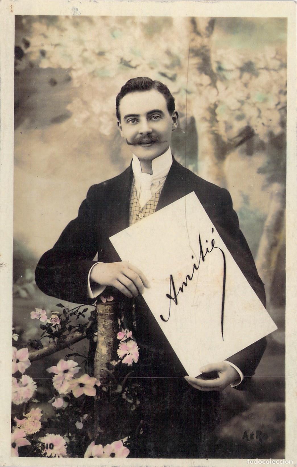 Postales: Postal Antigua Retrato de Caballero con Letrero de Amistad Amiti&eacute;