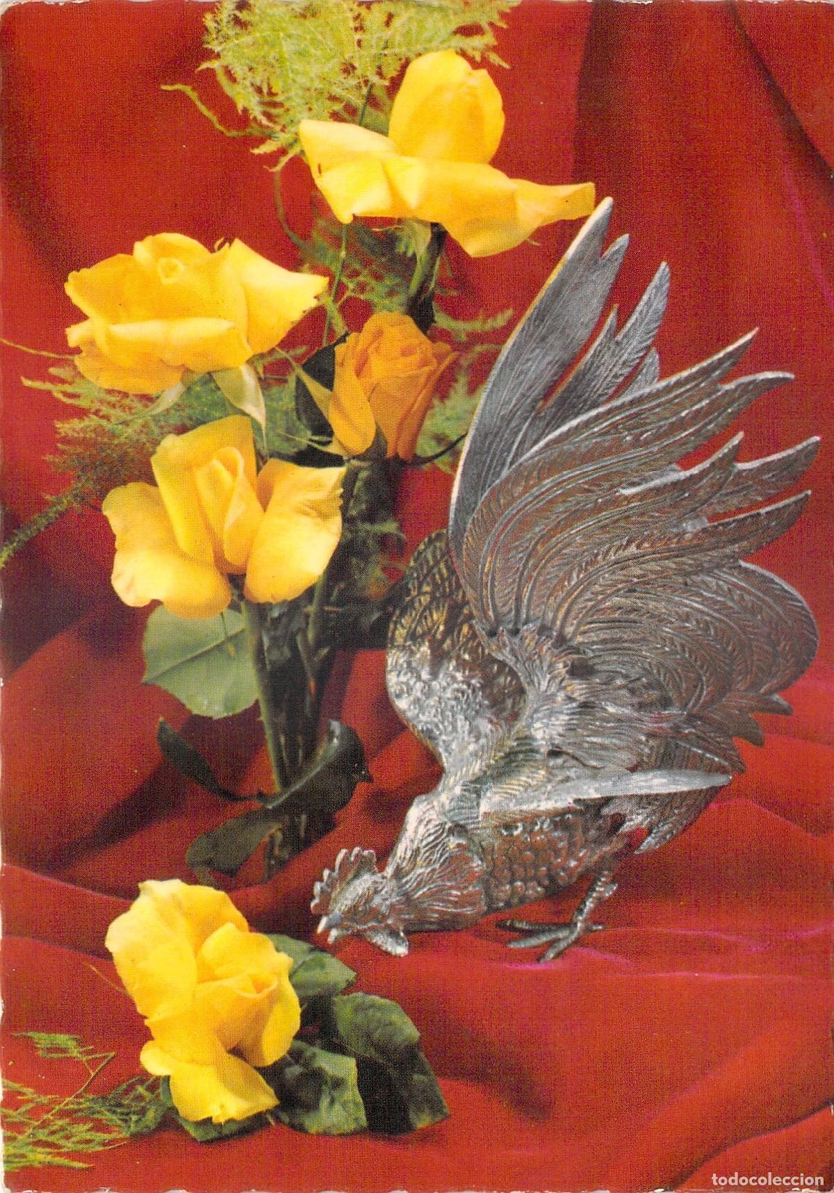 Postales: Postal Gallo de Plata y Rosas Amarillas sobre Terciopelo Rojo