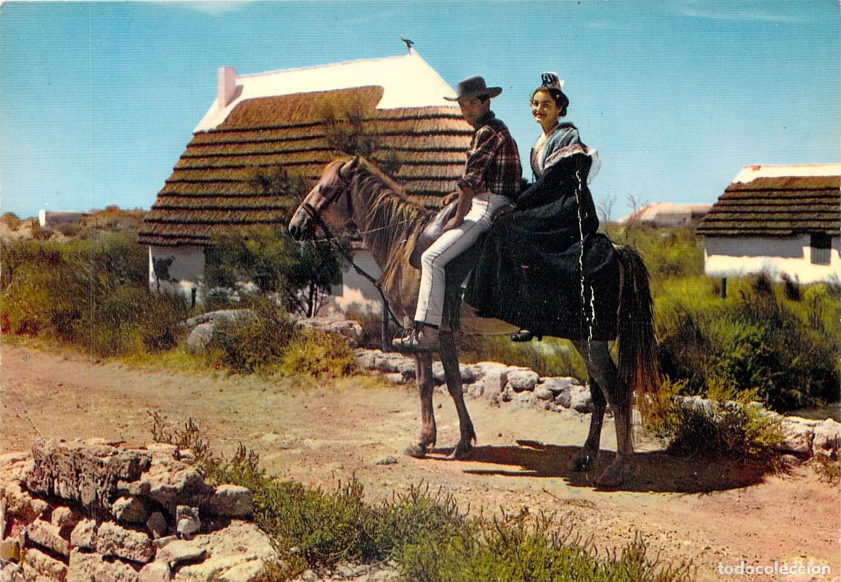 Postales: Postal de la Camarga: Gardian y Mireille junto a Caba&ntilde;a Tradicional