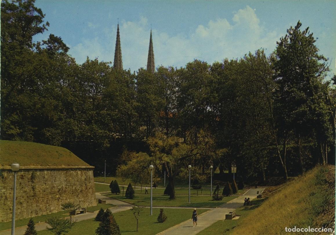 Postales: N&ordm; 22-BAYONNE (64-Basses-Pyr&eacute;n&eacute;es). Th&eacute;&acirc;tre de la nature-Les Remparts et au fond: la Cath&ecirc;drale. Sin