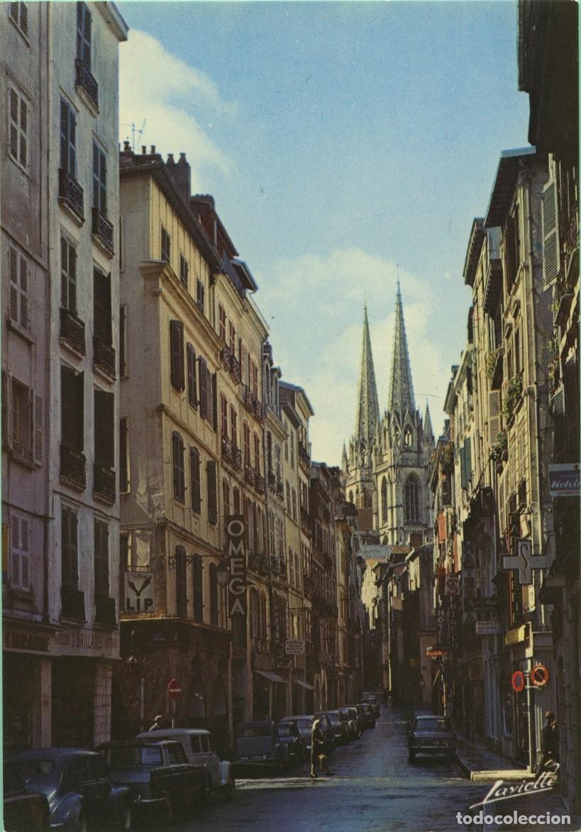 Postales: N&ordm; 509-BAYONNE (B.-P.). La Rue Pont-Neuf. Au fond: la Cath&eacute;drale. Sin circular. EDITIONS LAVIELLE