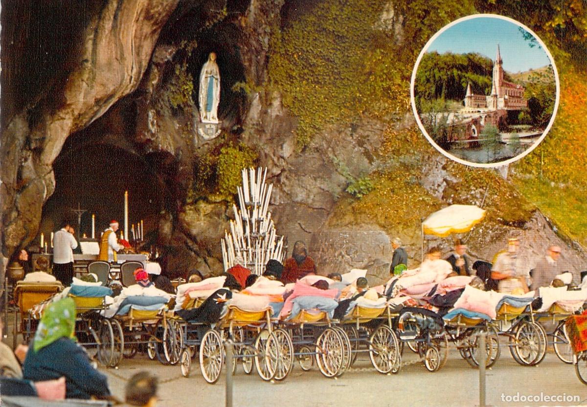 Postales: Postal de Lourdes: Enfermos ante la Gruta de Massabielle