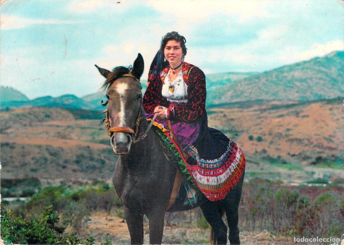 Postales: Postal de Mujer con Traje Tradicional Sardo en Torp&egrave;, Cerde&ntilde;a