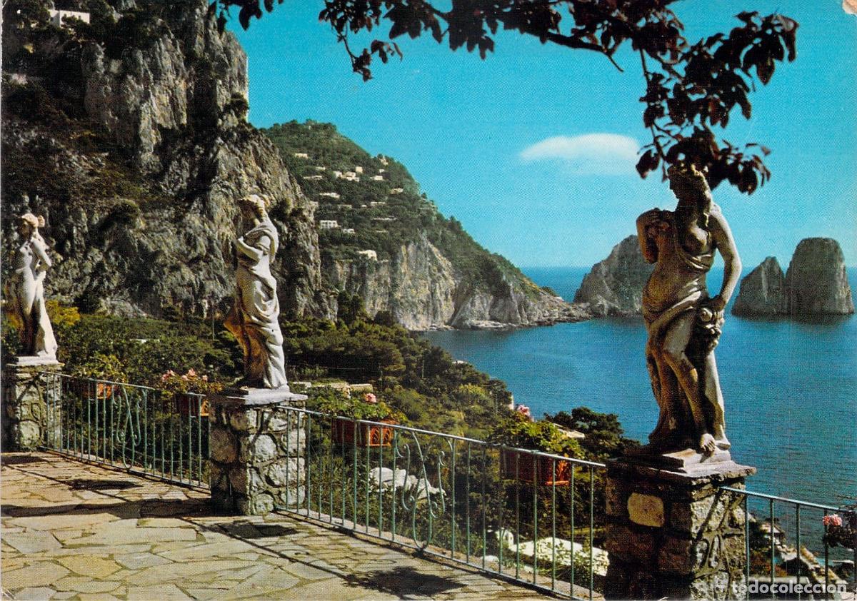 Postales: Postal de Capri - I Faraglioni con Estatuas en la Terraza