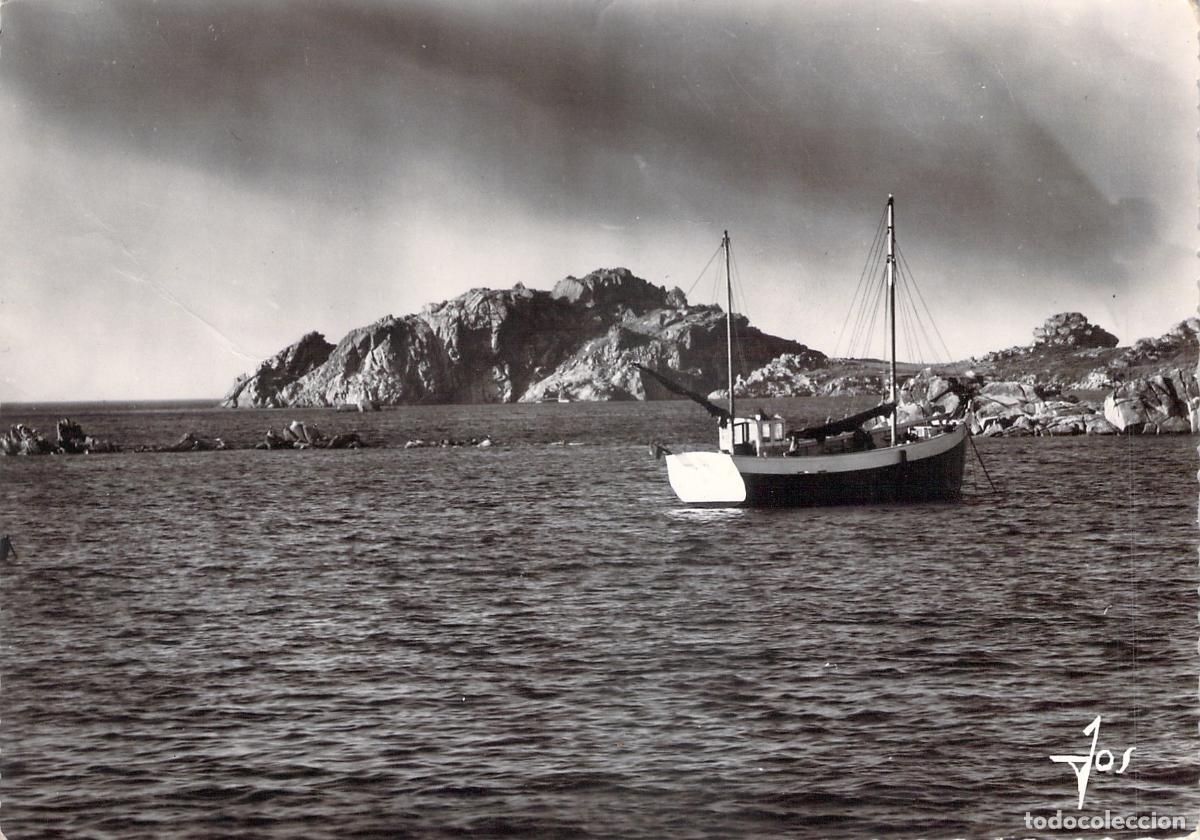 Postales: Postal de Tr&eacute;gastel-Primel, Breta&ntilde;a - Barco y Paisaje Rocoso