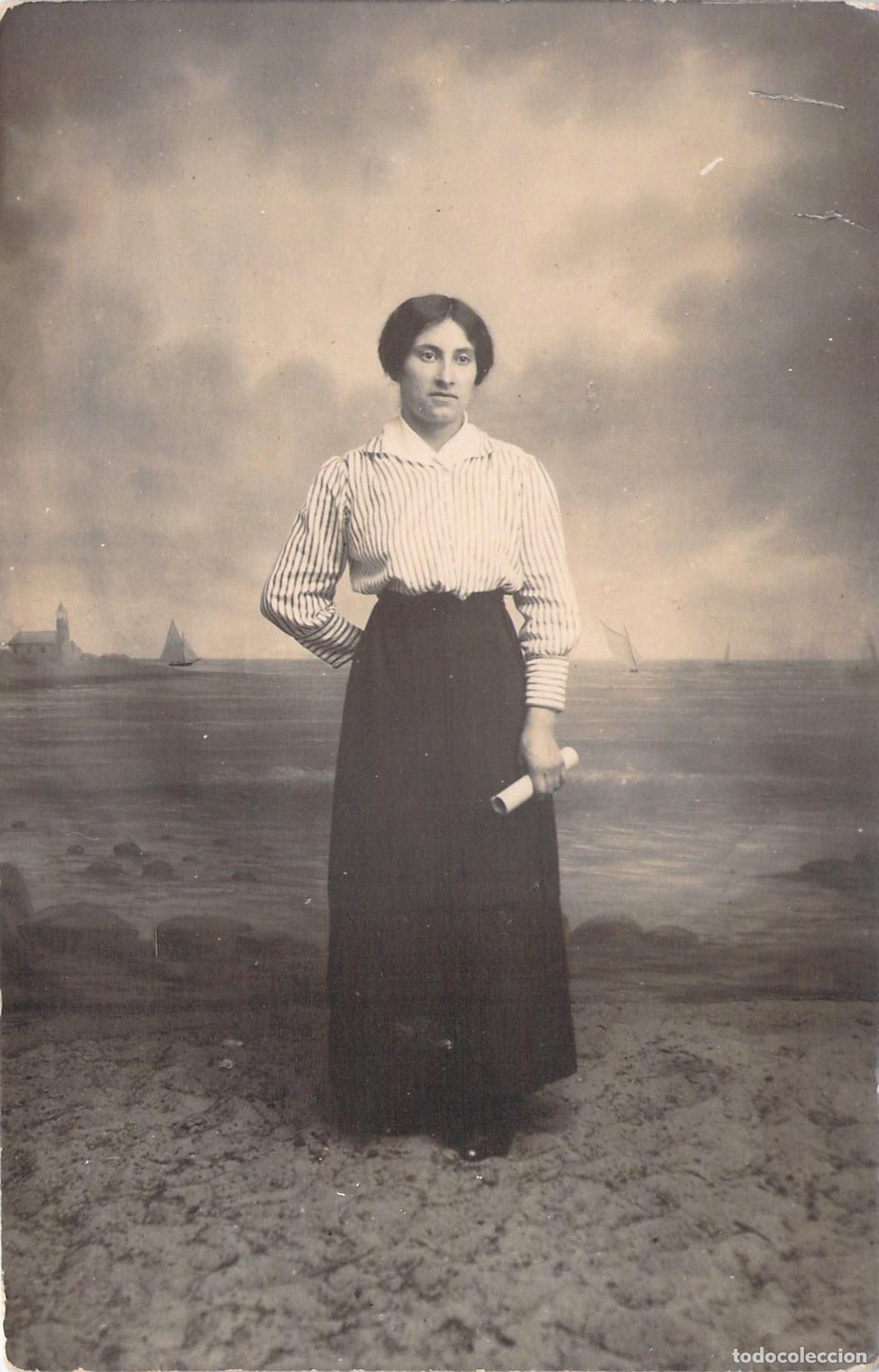 Postales: Postal de Retrato de Mujer en Estudio con Fondo de Playa