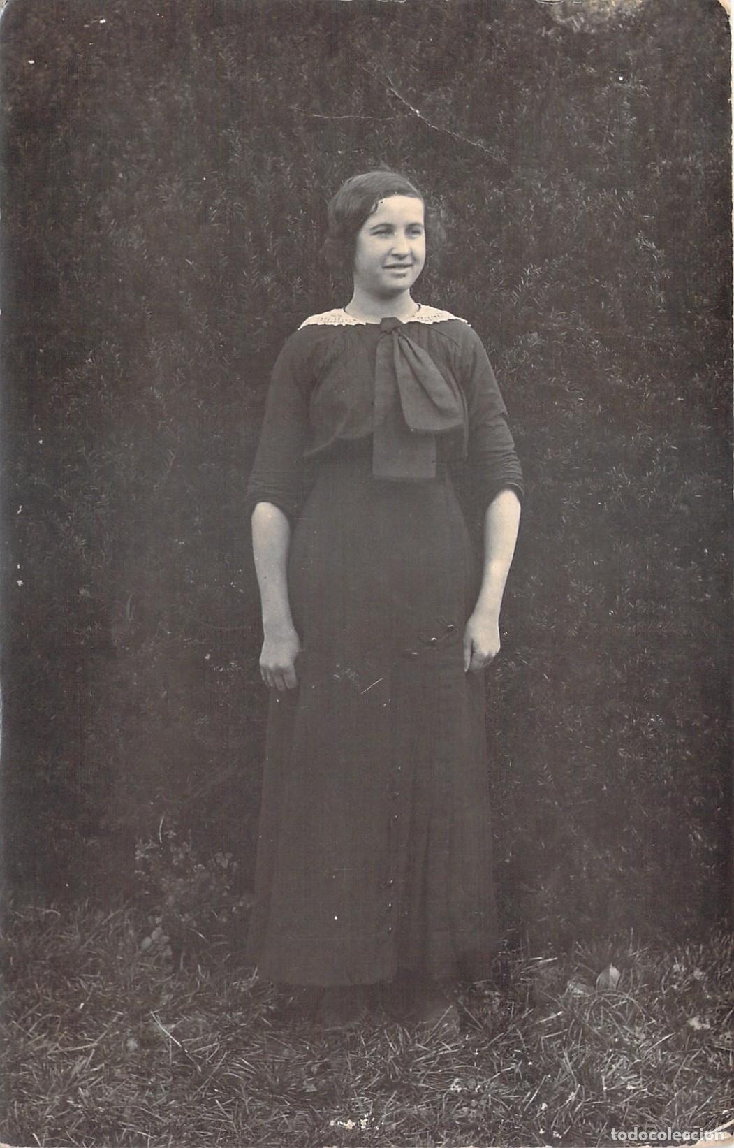 Postales: Postal de Retrato Femenino con Vestido de &Eacute;poca y Cuello de Encaje