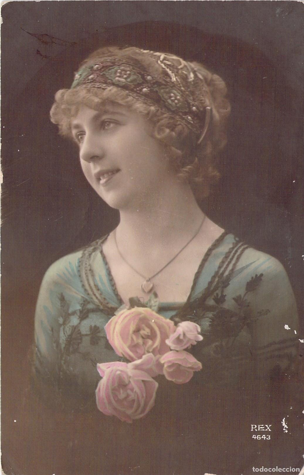 Postales: Postal de Retrato de Mujer Elegante con Flores y Tocado - Francia