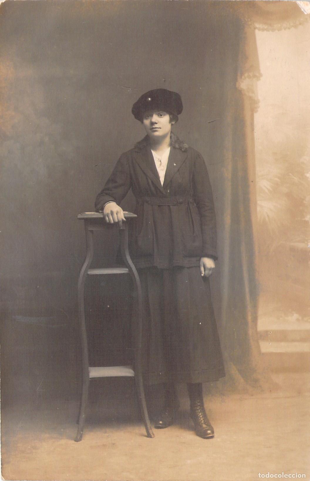 Postales: Postal de Retrato Femenino en Estudio con Sombrero de &Eacute;poca