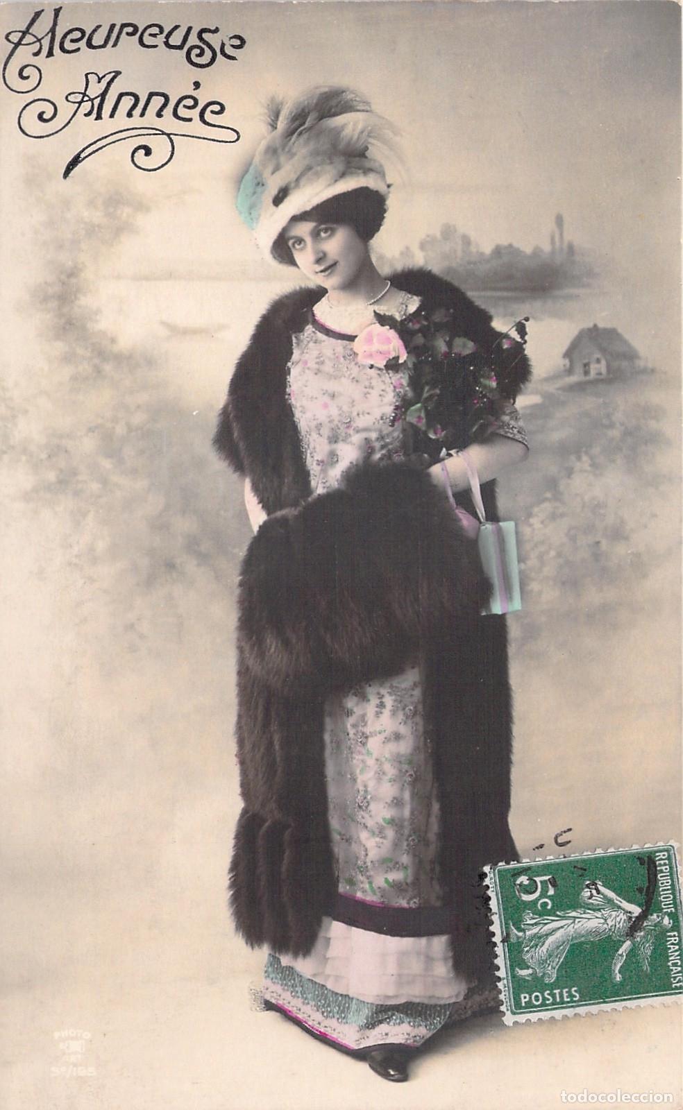 Postales: Postal Feliz A&ntilde;o Nuevo Mujer Elegante con Pieles Francia
