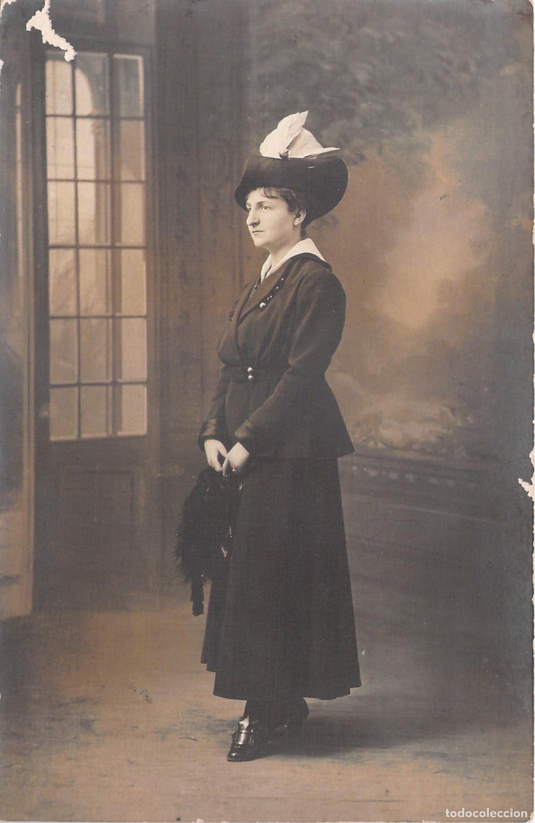 Postales: Postal de Retrato de Mujer con Sombrero y Traje de &Eacute;poca