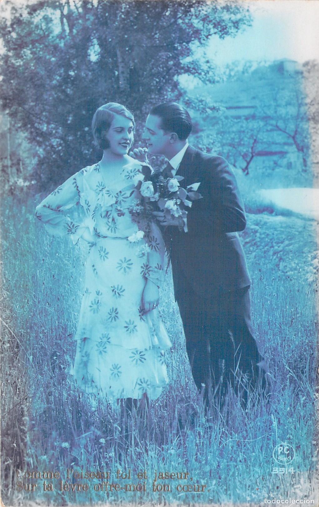 Postales: Postal Rom&aacute;ntica Francesa de Pareja en un Campo de Flores