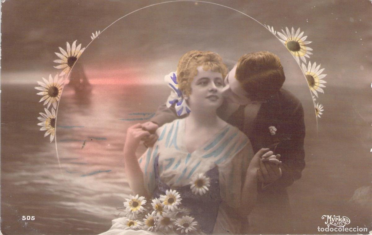 Postales: Postal Antigua de Pareja Rom&aacute;ntica con Flores y Paisaje Marino