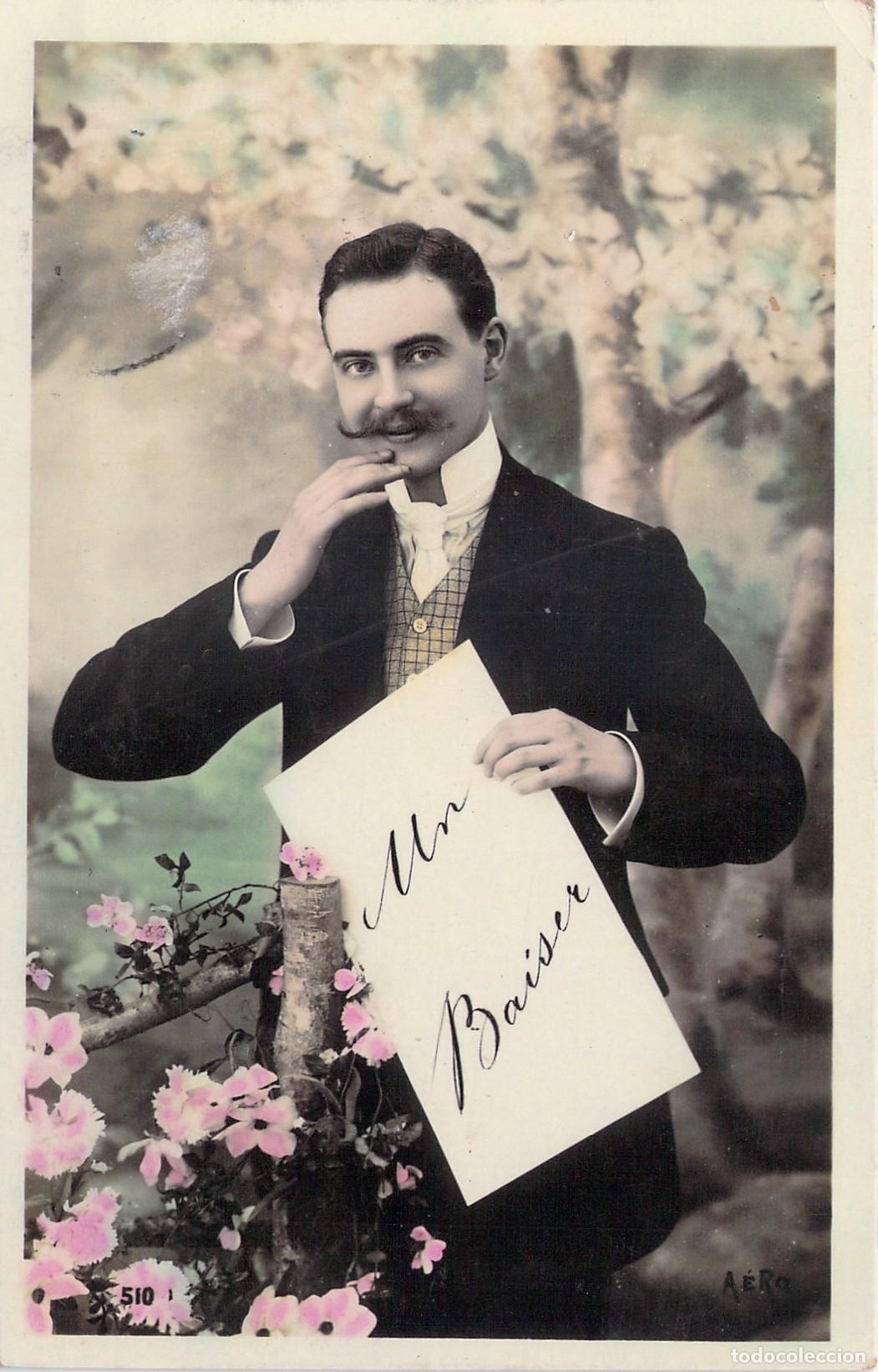 Postales: Postal de Caballero con Mensaje de Un Beso, Retrato Franc&eacute;s