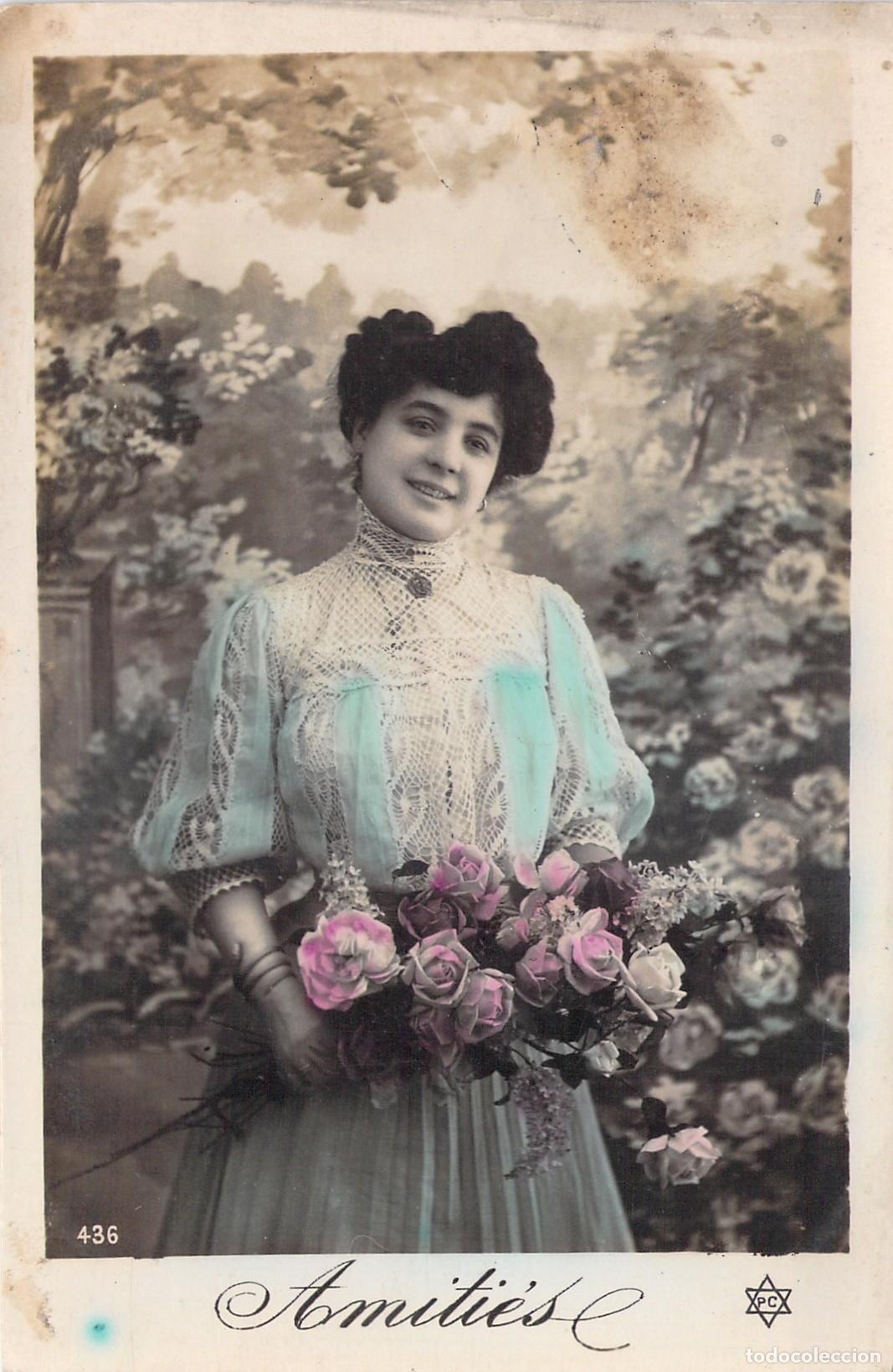 Postales: Postal Antigua de Mujer con Ramo de Flores Amiti&eacute;s